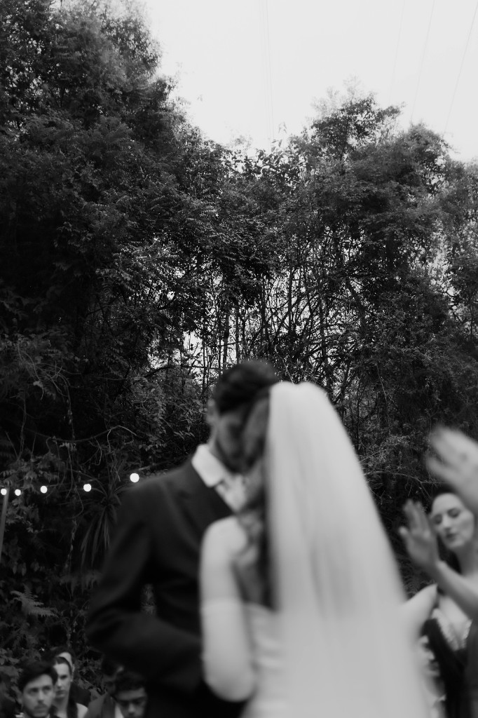 Ceremonia al aire libre · novios desenfocados, blanco y negro